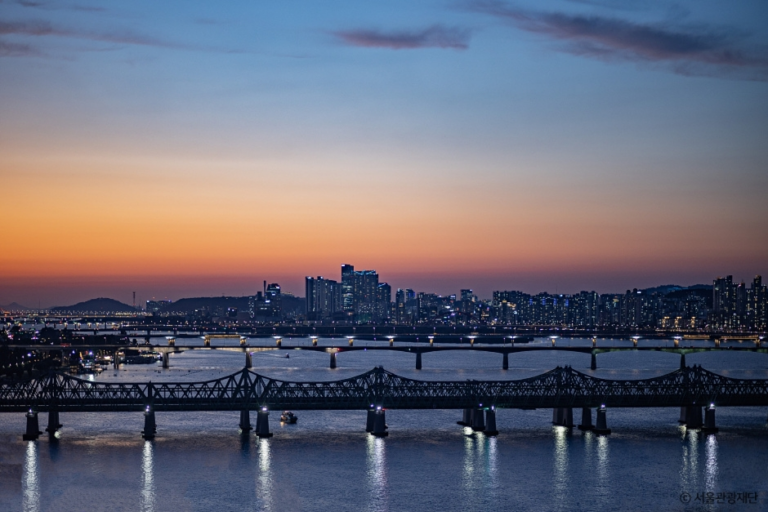 Mangwon Hangang Park: sunsets, easy picnics