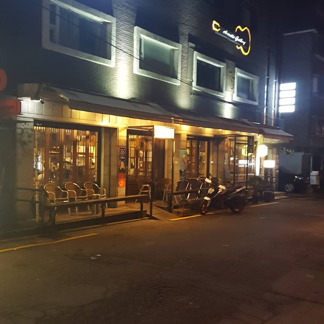 Finding quiet at Yri Cafe in Sangsu, a bookish artists’ hideout (이리카페)