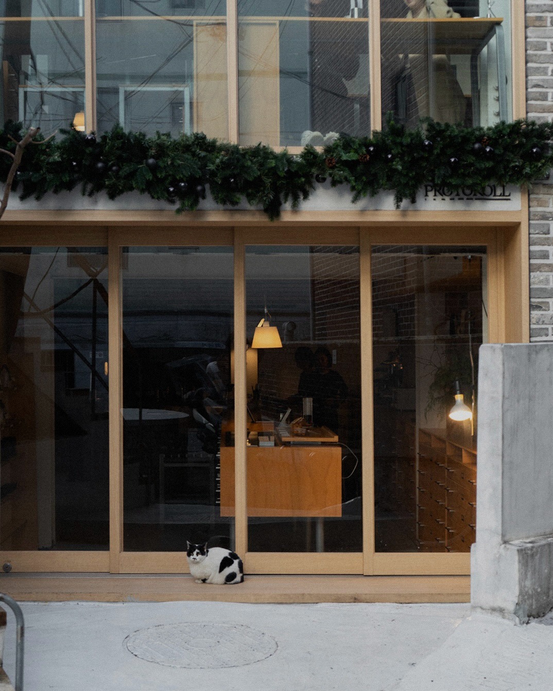 Protokoll (Sangsu & Showroom): taste first, then settle in