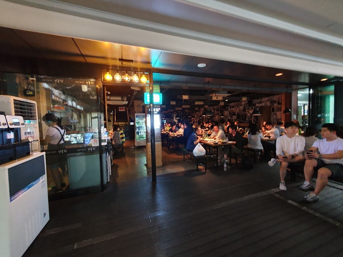 Gangnamโs Ribukjip Nonhyeon Main Branch: Soft Jokbal & Hearty Korean Sides 2 ๋ฆฌ๋ถ์ง ๋
ผํ๋ณธ์ in ๊ฐ๋จ