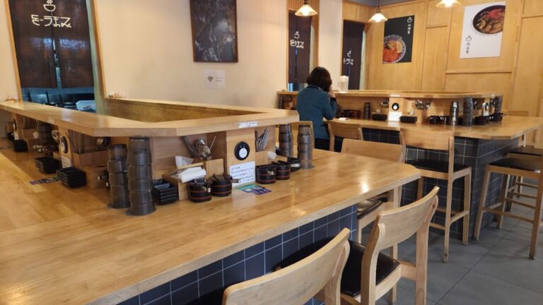Don umami in 신촌: Fresh Salmon Donburi & Japanese Rice Bowls Near Yonsei University